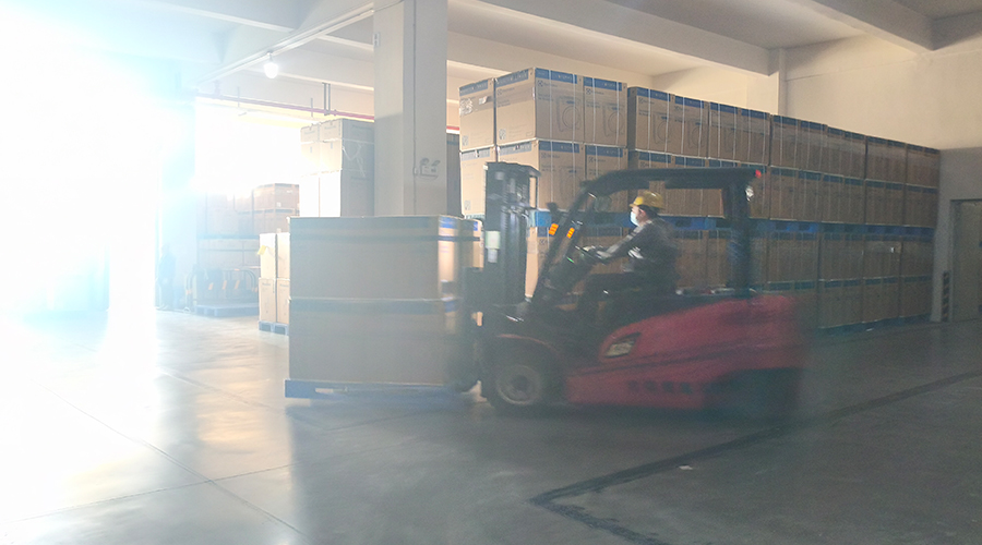 倉庫繁忙，每日多條柜滾筒干衣機(jī)發(fā)往全球