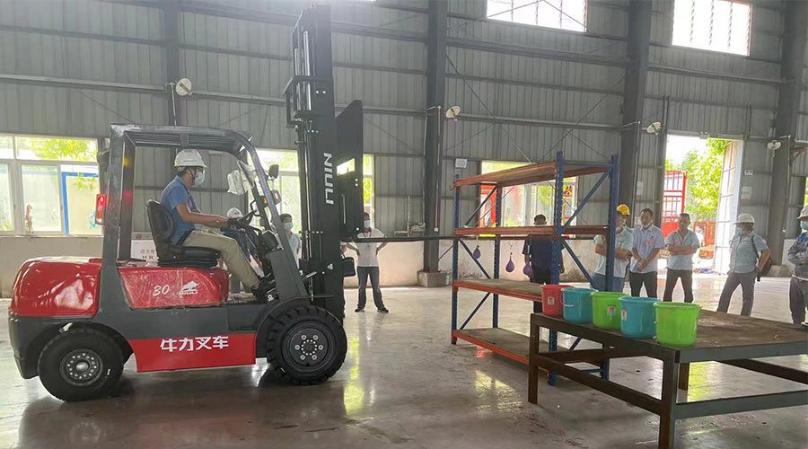 比技能 展風(fēng)采！金環(huán)電器參與鶴城鎮(zhèn)第二屆企業(yè)職工叉車技能競(jìng)賽