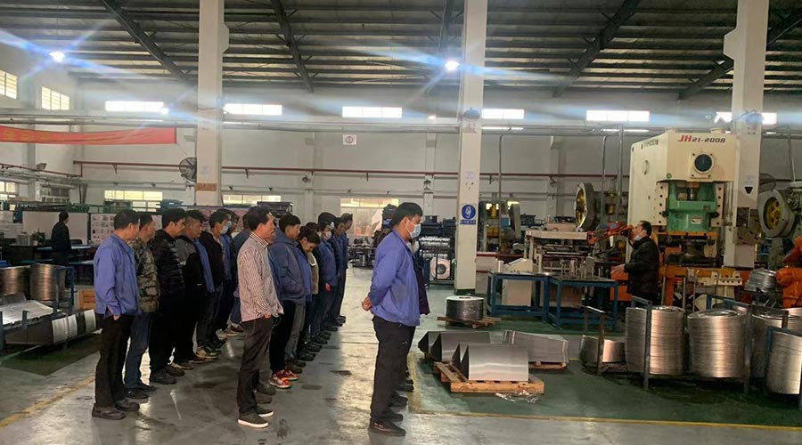 意氣奮發(fā)！金環(huán)電器沖壓車間組織人員開展例行早會(huì)